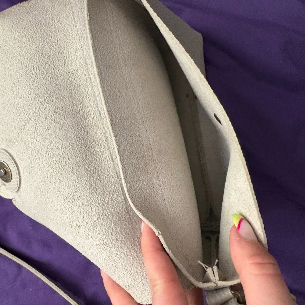 Chic White Scalloped Crossbody Bag - Picture 2 of 3